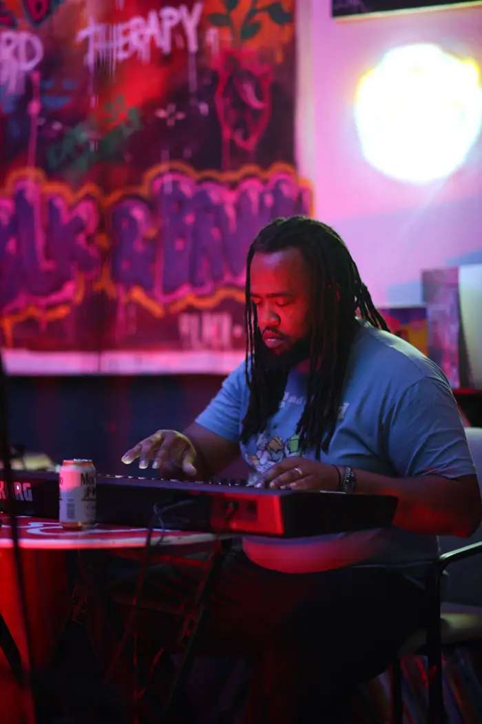 Keys player performing under red light